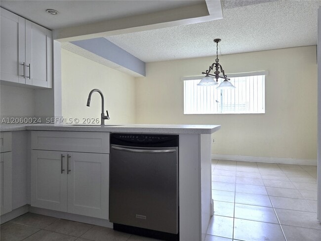 Building Photo - 900 SW 104th Ct