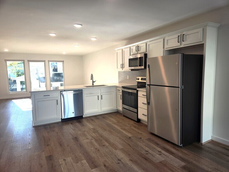 Building Photo - 1719 13th Ct S