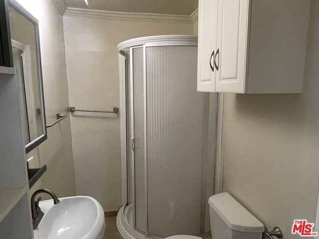 Building Photo - 351 Temple Ave