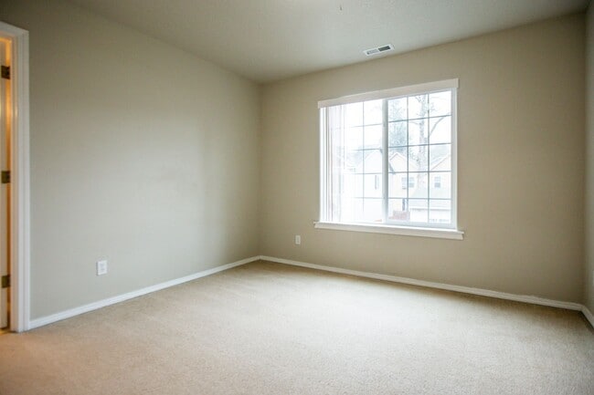 Building Photo - 3 Bedroom Town Home Close to Nike Available !