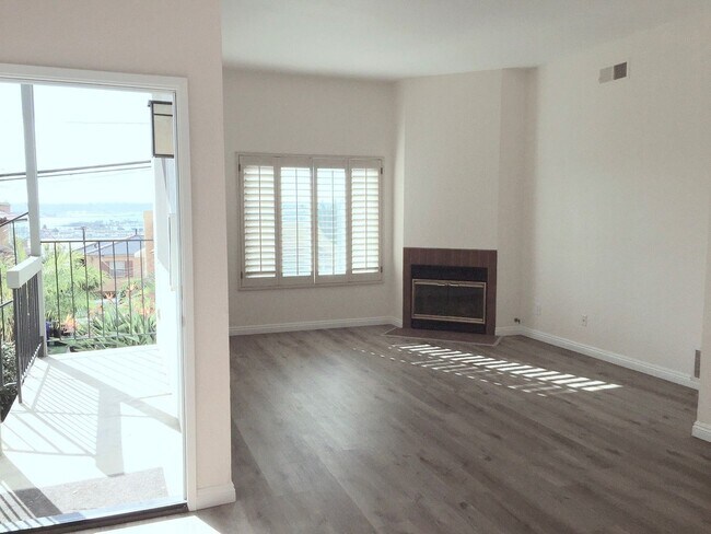 Building Photo - 2bd/2bth Condo with Private Patio, In-Unit...
