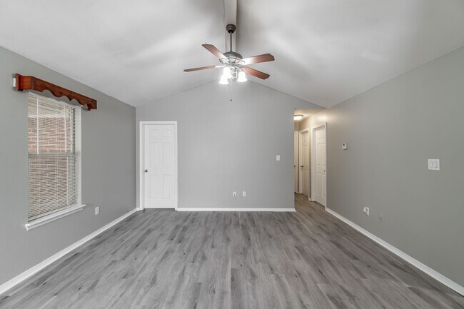 Building Photo - Freshly Updated 3 Bed, 2 Bath Home in Fort...