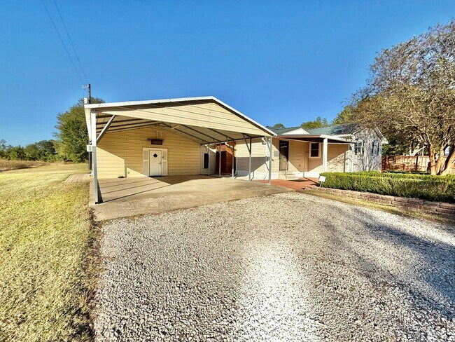 Building Photo - 284 CR 202 E