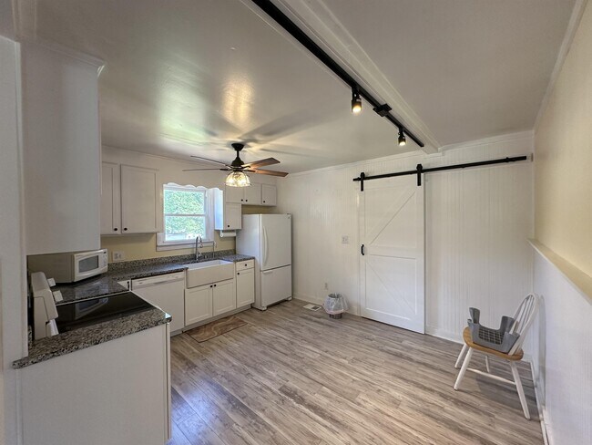 Building Photo - 10 N Acres Dr