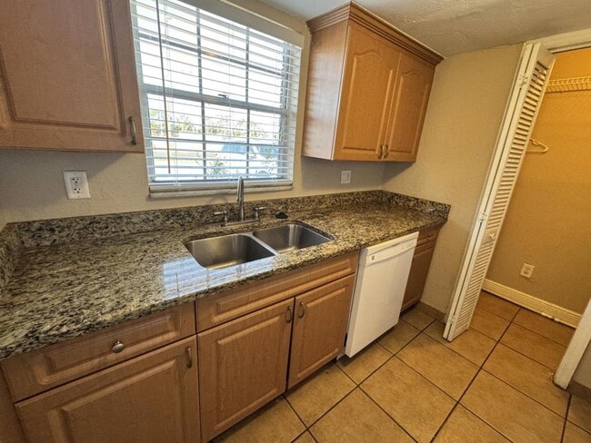 Building Photo - 200 Country Club Dr