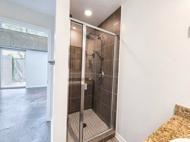 Building Photo - Modern Condo in The Cedars, Dallas with Private Patio | Available for Lease!