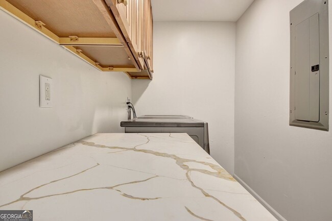 Building Photo - 183 Pine St NE