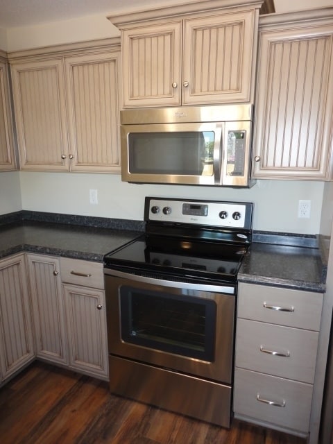 Building Photo - Stylish 3BR/2.5BA Two-Story Home with Fenc...