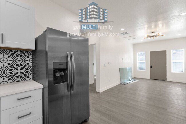 Building Photo - 1006 E Pasadena Ave