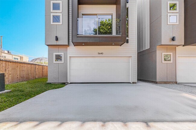 Building Photo - 5640 Dolores St