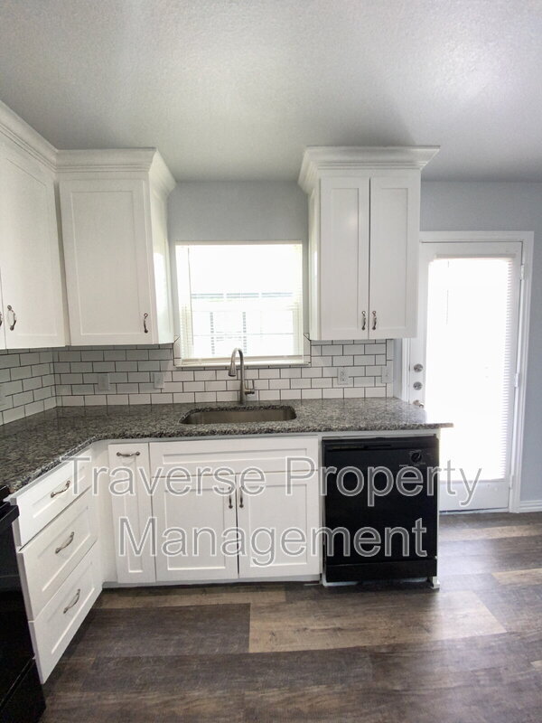 Building Photo - 924 E Annie St