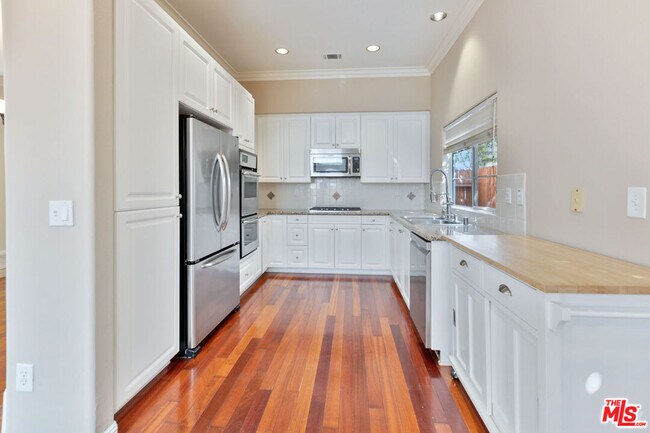 Building Photo - 2020 Penmar Ave