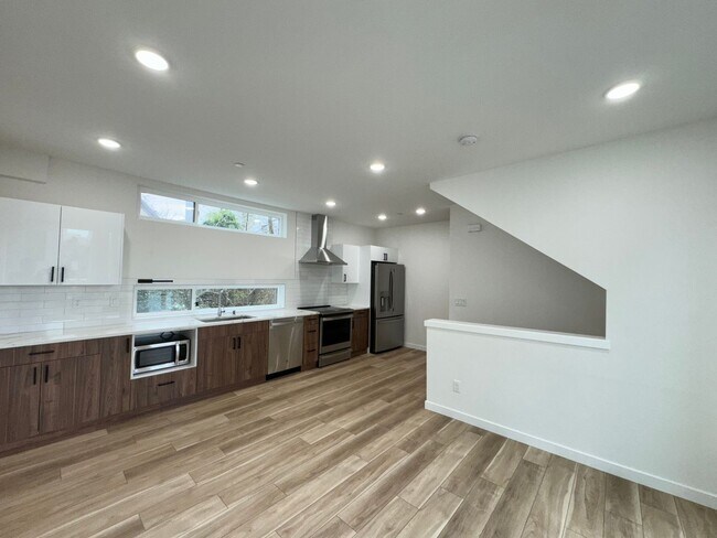 Building Photo - 3B3B cozy townhome