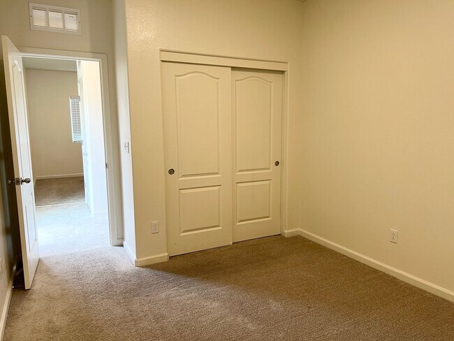Building Photo - 4250 Lasalle Dr