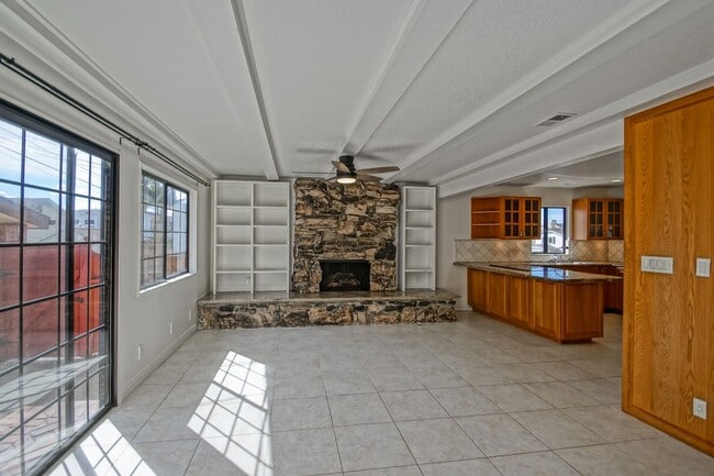 Building Photo - VERY BRIGHT & AIRY, 2050 SQ FT HOME W/ TON...