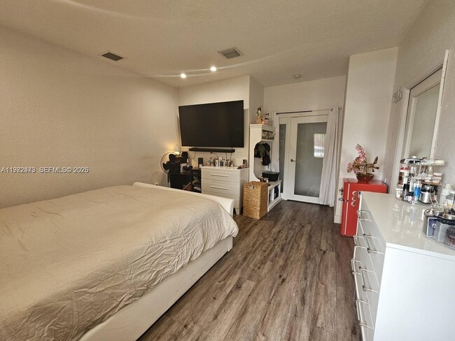 Building Photo - 718 SE 12th Ter