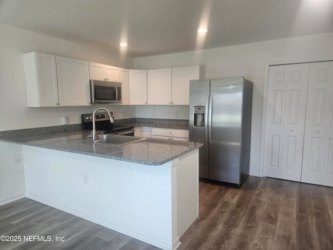 Building Photo - 840 W 10th St