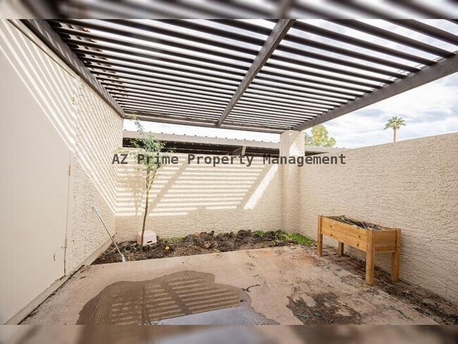 Building Photo - 2127 E 10th St