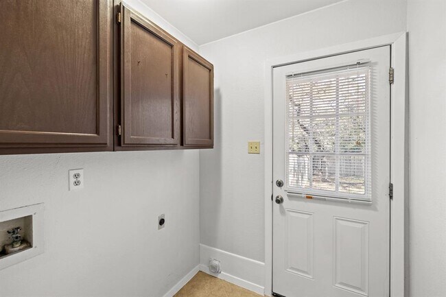 Building Photo - 9807 Hundred Oaks Cir
