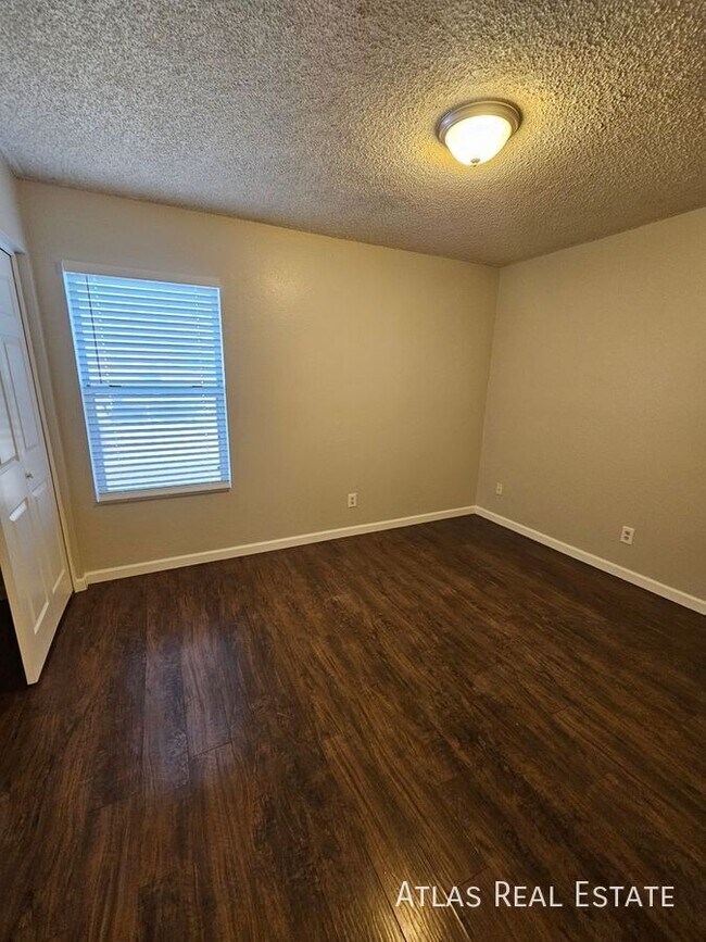 Building Photo - 306 E Vine Cir