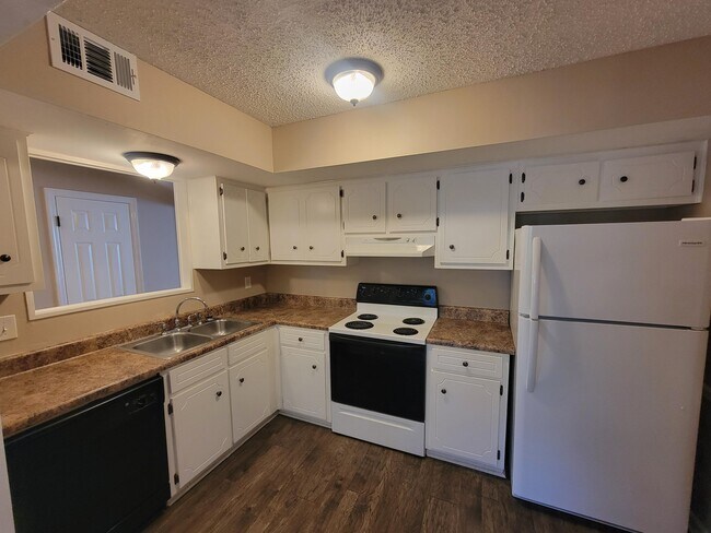 Building Photo - 2309 Creekview Dr