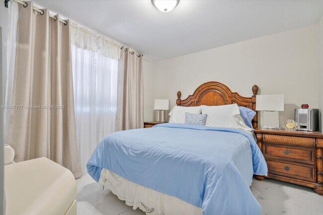 Building Photo - 875 NE 195th St