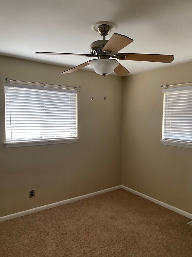 Building Photo - Contact Peggy Goodman 501 676 1758 or Heat...