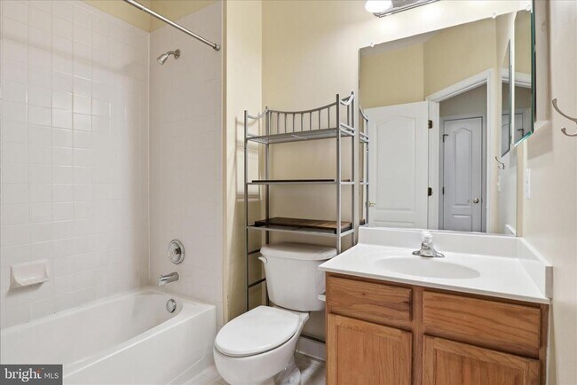 Building Photo - 4604 Carisbrooke Ln