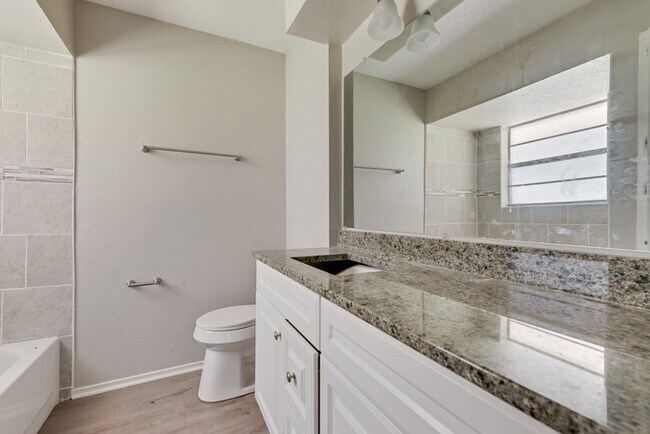 Building Photo - 408 Town N Dr
