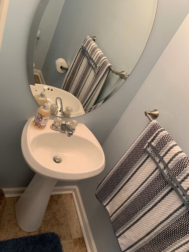 Building Photo - 3 Bedroom 2 Bathroom Single Family Condo