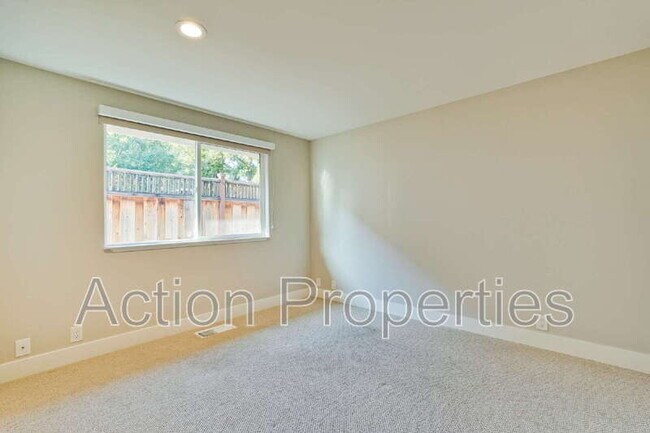 Building Photo - 261 Langton Ave
