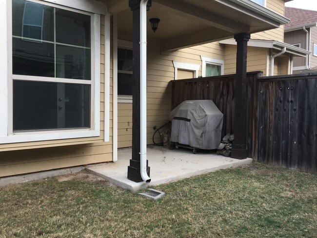 Building Photo - BEAUTIFUL TOWNHOUSE IN CRESTVIEW