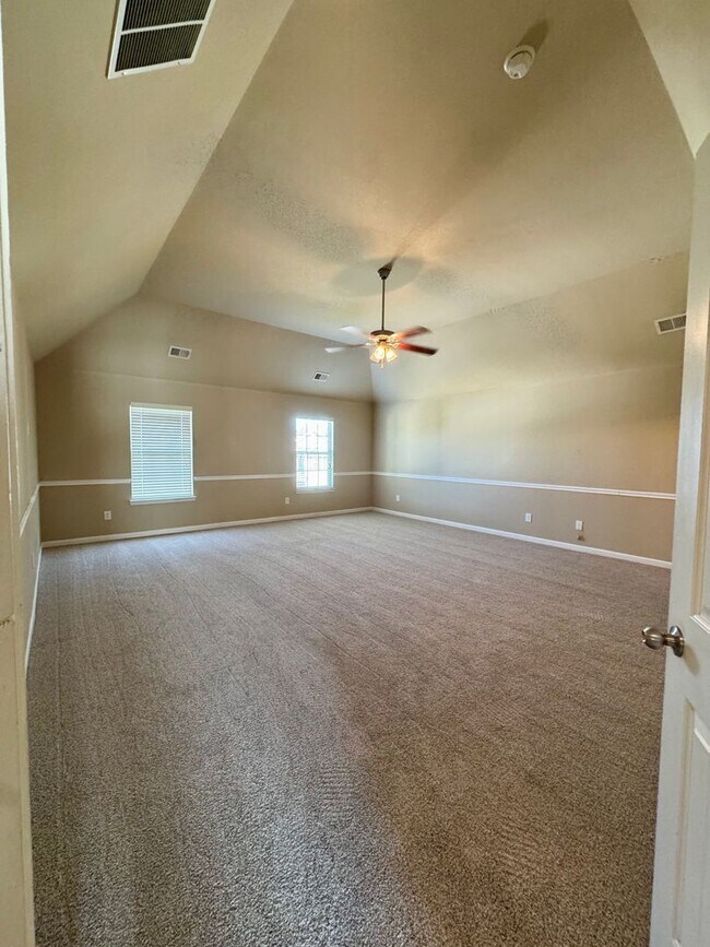 Building Photo - This beautiful 4-bedroom, 2.5-bath home Move-in ready and is waiting for you!