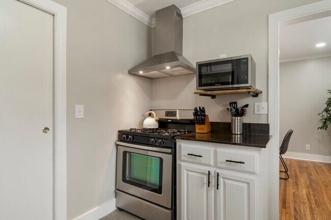 Building Photo - Enchanting Home @TU & Cherry Street