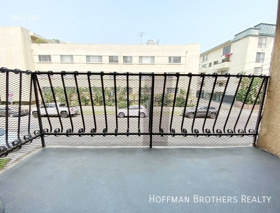 Building Photo - 350 N Oakhurst Dr