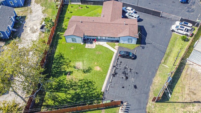 Building Photo - 1266 Dove St