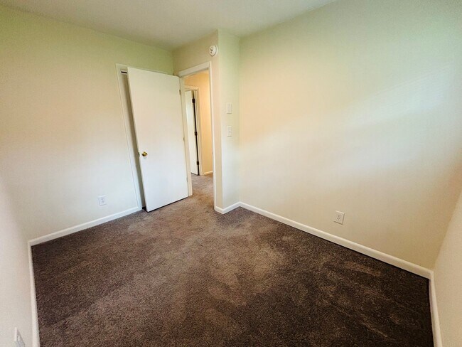 Building Photo - 100 Edgewood Ln
