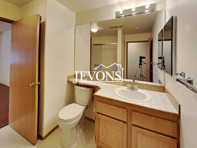 Building Photo - Fabulous 2 Bedrooms, 2 Bathroom, Top-Floor Condo in Klahanie