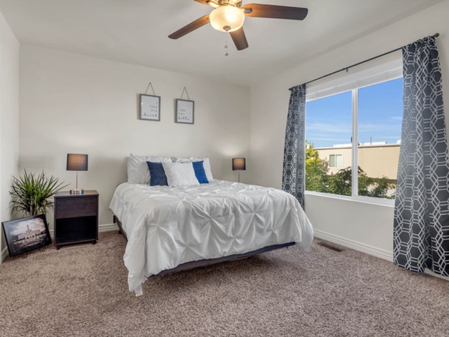 Building Photo - 4 Bed/2.5 Bathroom home in Woods Cross