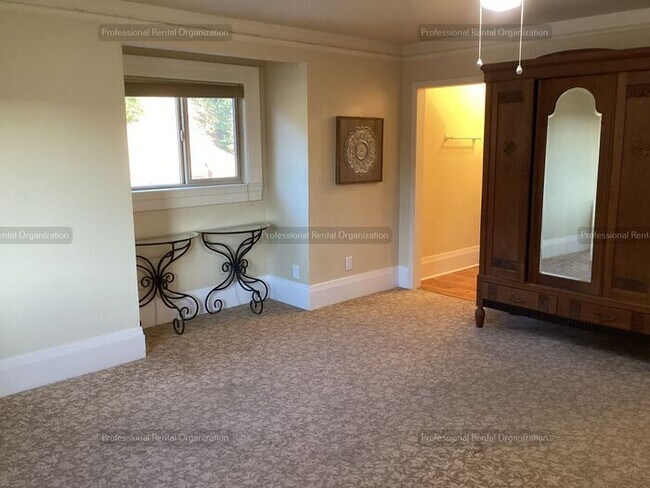 Building Photo - Upper Carriage house Flat with deck & expansive Vineyard and Sunset views