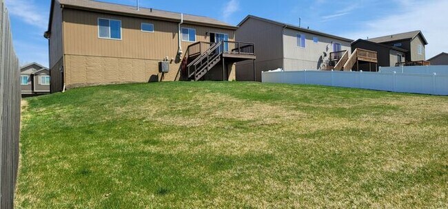 Building Photo - Location, Charm and Comfort!