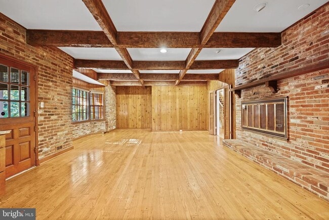 Building Photo - 10810 Burbank Dr