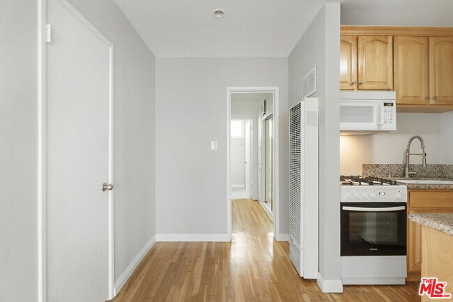 Building Photo - 925 N Curson Ave