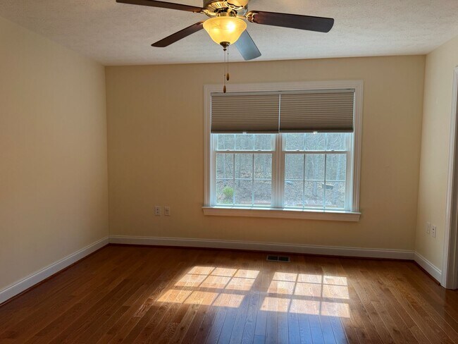 Building Photo - Beautiful Townhome in Spring Oaks!