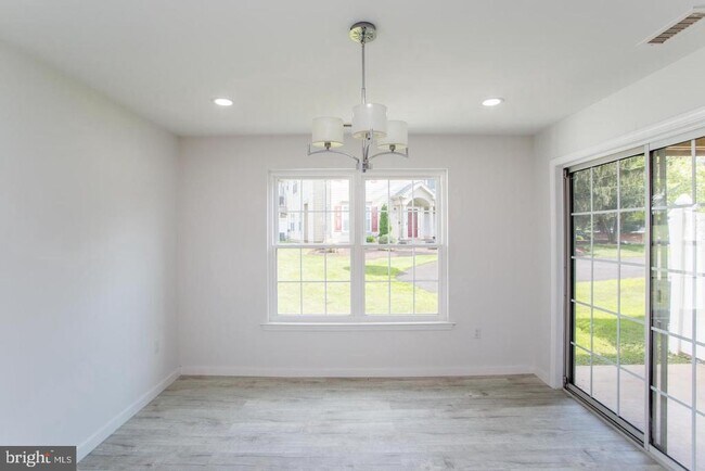 Building Photo - 605 Julian Dr W
