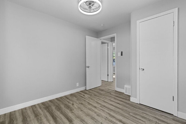 Building Photo - 1122 Roxton Dr