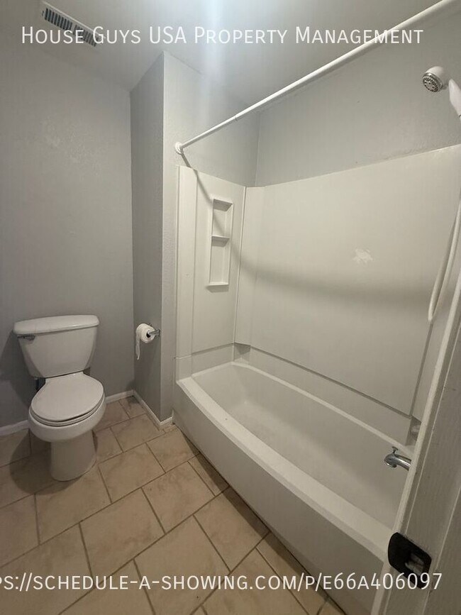 Building Photo - 212 NE Cedar Ct