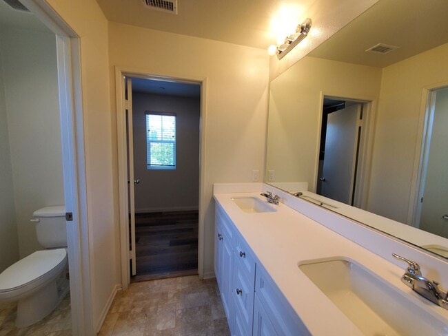 Building Photo - Beautiful 3B/2.5BA Home w/ Turf Backyard!