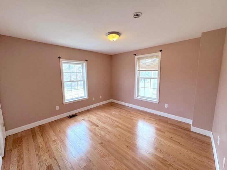 Building Photo - 848 Main St