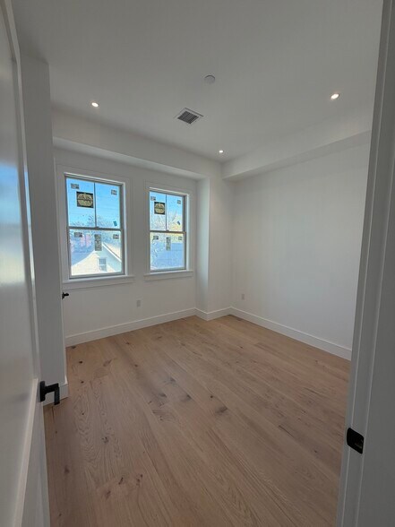 Building Photo - 5 Thurston St